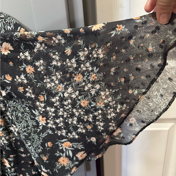 Elegant Black Floral Blouse - Picture 5 of 7